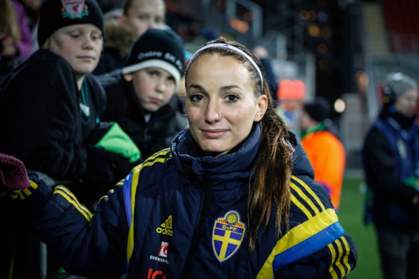 Asllani skänker pengar