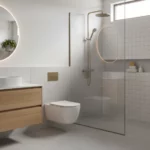 Ett nyrenoverat badrum som utstrålar lyx och fräschör, utrustat med modern WC och dusch.