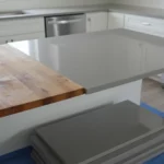 En köksbänk i trä som förlorat sin glans och visar tydliga tecken på slitage och åldrande.